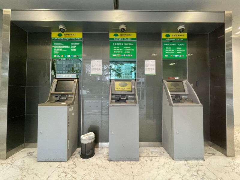 國泰世華銀行8日ATM、網銀及信用卡刷卡服務一度全面無法使用。圖為國泰世華銀行台北市光華分行ATM。（中央社）