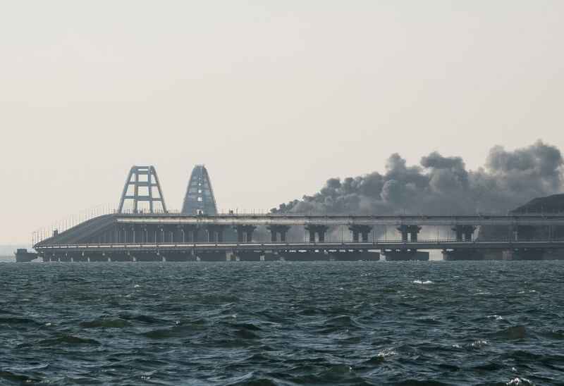 連接俄羅斯與併吞領土克里米亞的克里米亞大橋8日發生爆炸，冒出陣陣黑煙。（路透社）