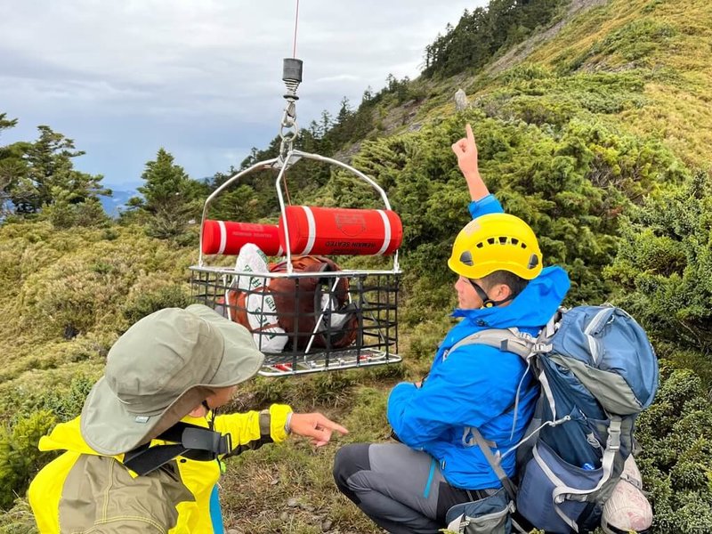 台東縣消防局7日獲案稱一名60歲男性山友於南一段關山至海諾南山間，不慎摔倒影響視力無法行走，消防局陸空皆出勤救援，直升機7日、8日因天候不佳無法接近，9日上午順利吊掛，送醫救治。（台東縣消防局提供）中央社記者李先鳳傳真  111年10月9日