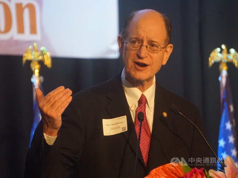 南加州選出的民主黨眾議員薛曼（Brad Sherman）7日出席洛杉磯辦事處的國慶酒會，致詞表示期待有一天台灣外交部長吳釗燮到美國國會出席聽證。中央社記者林宏翰洛杉磯攝  111年10月9日