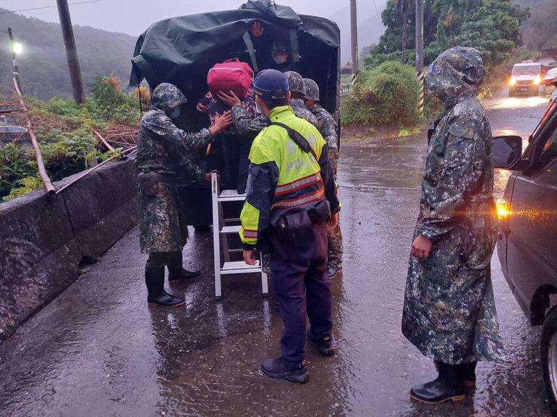 花蓮連日降雨，對於易發生土石流危險區域的復興、八里灣及立德部落，警方與鄉公所及國軍配合，行動不便長者由軍方專車接送前往安置處所，確保安全無虞。（鳳林警分局提供）中央社記者李先鳳傳真  111年10月9日