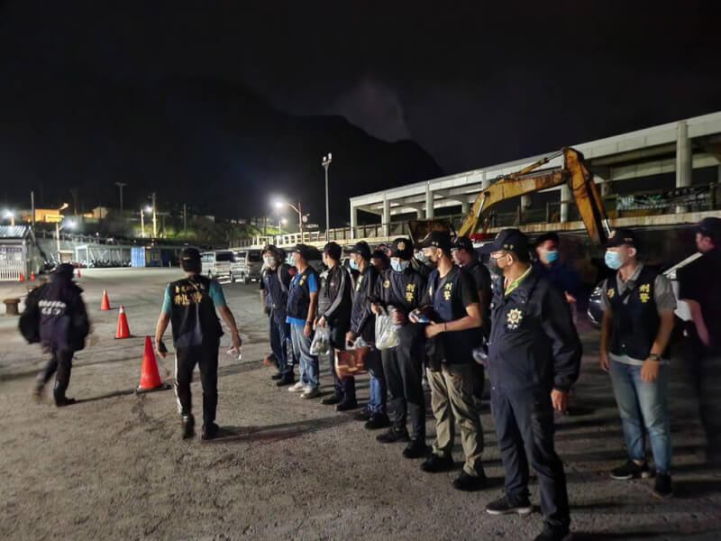 蘭嶼8日深夜爆聚眾衝突,台東縣台東警分局與警察局刑事警察大隊組成專案小組調查,漏夜派遣共計20名刑事與制服警察搭乘海巡警艇於9日清晨抵達蘭嶼偵辦,將簡姓遊客與當地施姓男子等6名涉案人帶回派出所偵訊,起因為行車糾紛。(台東縣警察局提供)中央社記者李先鳳傳真 111年10月9日