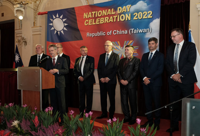 捷克參院議長維特齊（Miloš Vystrčil，左二）等多位參議員6日參加駐捷克代表處主辦的慶祝中華民國111年國慶酒會。（駐捷克代表處提供）中央社記者林育立柏林傳真 111年10月9日