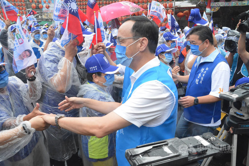 中國國民黨主席朱立倫（前中）9日到新北市土城區，為新北市長侯友宜與新北市議員第8選區參選人林金結（前右）土城競選總部成立造勢大會站台，在五穀先帝廟參香後，與民眾握手致意。中央社記者黃旭昇新北攝  111年10月9日