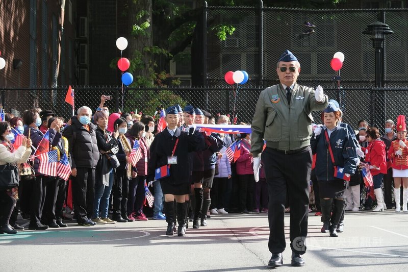 紐約市皇后區僑界8日舉行雙十國慶升旗典禮，中華民國空軍子弟小學校友會旗隊護送國旗進場。中央社記者尹俊傑紐約攝  111年10月9日