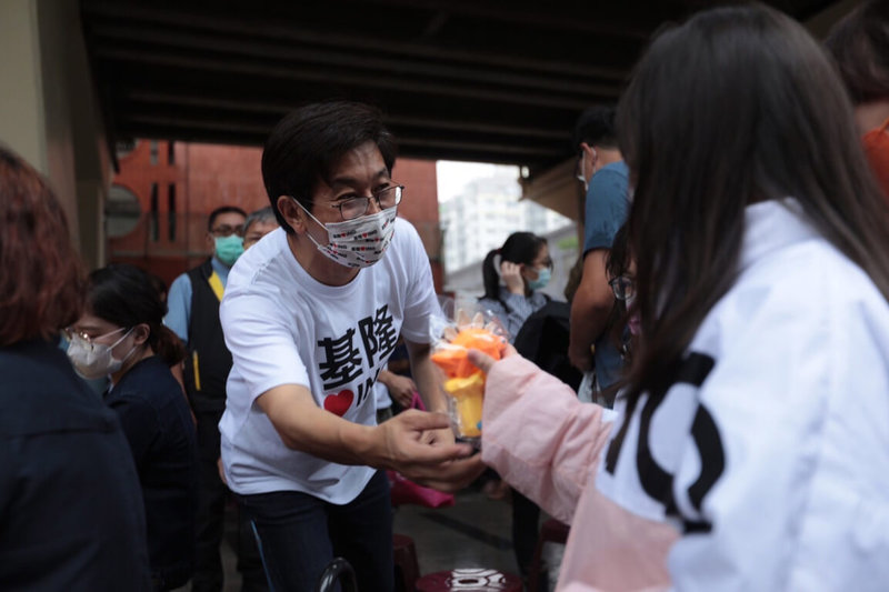 民進黨基隆市長參選人蔡適應（前中）9日下午邀請小青蛙劇團在基隆市光一路橋下休閒廣場演出「新小紅帽」，談到對手謝國樑找侯友宜陪同拜票時表示，在演出活動中看見市民歡欣，代表基隆充滿幸福，這股力量才是大咖。（蔡適應提供）中央社記者王朝鈺傳真  111年10月9日