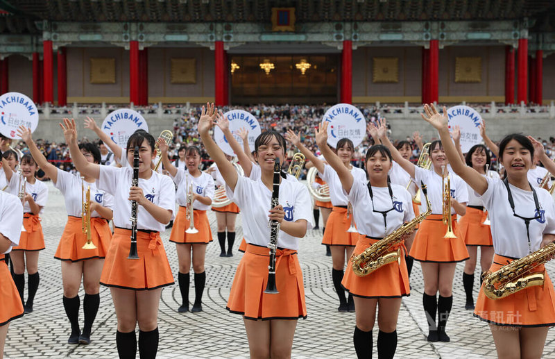 即將登上國慶典禮演出的日本京都橘高校吹奏部學生，9日下午在兩廳院戶外廣場與北一女中樂儀旗隊、曉明女中管樂團交流演出，精湛表演獲現場民眾喝采。中央社記者趙世勳攝　111年10月9日