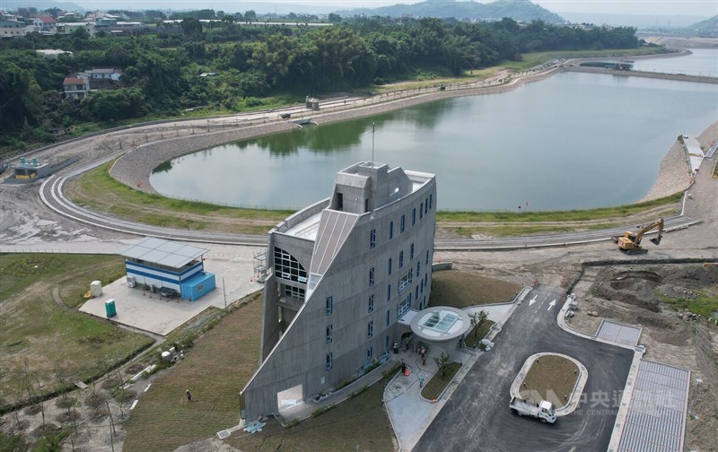 鳥嘴潭水源來自一旁烏溪,由6個湖區組成,由高空往下看就像是鳥喙形狀,最靠近管理中心(圖中大樓)A、B湖區已開始供水,目前每天供水量約4萬噸。中央社記者徐肇昌攝 111年10月9日