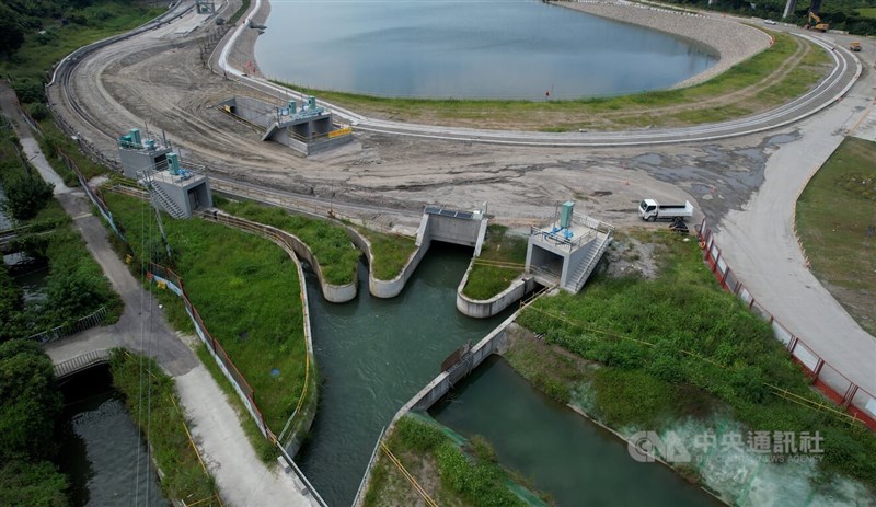 鳥嘴潭水源來自一旁烏溪,興建計畫自104年獲行政院核定,歷經用地取得、環評關卡,目前緊鑼密鼓施工中,A、B湖區已開始供水,11月將完成第一階段每日供水從4萬噸增至9萬噸目標。中央社記者徐肇昌攝 111年10月9日