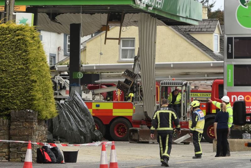 愛爾蘭警方西北部多尼哥郡1座加油站7日發生爆炸，目前死亡人數已增至10人。圖為消防人員到現場救援。（路透社）