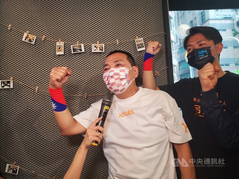 國民黨新北市長參選人侯友宜（左）10日成立競選總部，他表示，選擇在中華民國國慶日的時刻成立競總，就是希望國家以年輕人為主要的要角，讓年輕人的夢想，帶來健康、快樂、有希望的未來城市，和年輕人一起築夢，讓國家更有未來。中央社記者王鴻國攝  111年10月10日