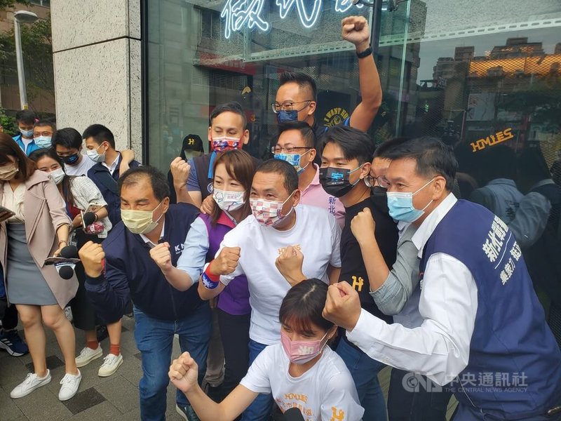 國民黨新北市長參選人侯友宜（站者前中）10日成立競選總部，歡迎大家來競總喝咖啡、聊聊天、泡泡茶，談新北市的未來以及國家如何團結往前走。中央社記者王鴻國攝  111年10月10日