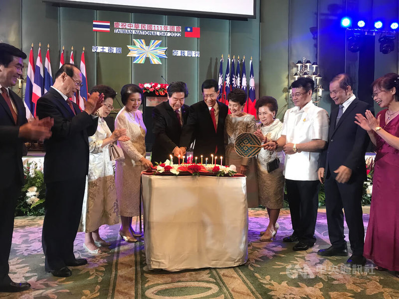 駐泰代表處10日舉行COVID-19疫情後首次大型的國慶晚會，駐泰代表莊碩漢（左5）和泰國前副總理蓬貼（Phongthep Thepkanjana）（右6）一起切國慶蛋糕。中央社記者呂欣憓曼谷攝 111年10月10日