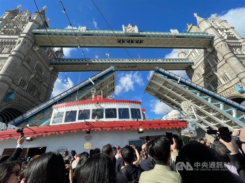 英國僑民8日租下一艘船艇，在倫敦泰晤士河上慶雙十。由於船高超過9公尺，著名地標倫敦塔橋特別分開橋身讓「國慶船」通過，船上約300名僑民紛紛拍照記錄此一歷史時刻。中央社記者陳韻聿倫敦攝 111年10月10日