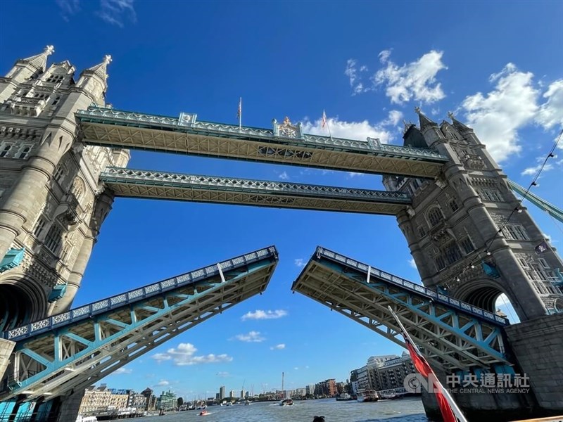 英國僑界8日將國慶活動移師至倫敦泰晤士河面舉辦，租下大船，讓倫敦塔橋「為台灣而開」，創造歷史一刻。中央社記者陳韻聿倫敦攝 111年10月10日