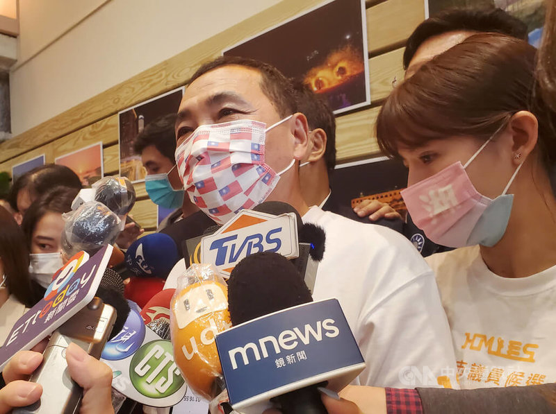 國民黨新北市長參選人侯友宜（右2）的競選總部10日成立，他宣布由前立委林鴻池擔任競總總幹事，而400萬的市民就是他的「頭家」也是競總主委。中央社記者王鴻國攝  111年10月10日