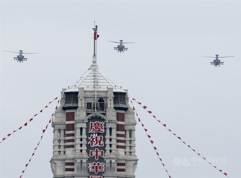 中華民國中樞暨各界慶祝111年國慶大會10日在總統府前廣場舉行，圖為陸軍航空特戰指揮部AH-64E阿帕契直升機飛越總統府上空。中央社記者張皓安攝 111年10月10日
