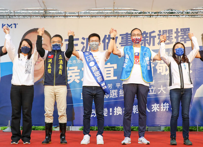 國民黨新北市長參選人侯友宜與市議員參選人蕭敬嚴（中）的聯合競選總部10日在瑞芳車站前廣場舉行成立大會，國民黨主席朱立倫（右2）到場為蕭敬嚴披掛競選彩帶，並呼籲大家支持國民黨市長及議員參選人。（國民黨提供）中央社記者王鴻國傳真  111年10月10日