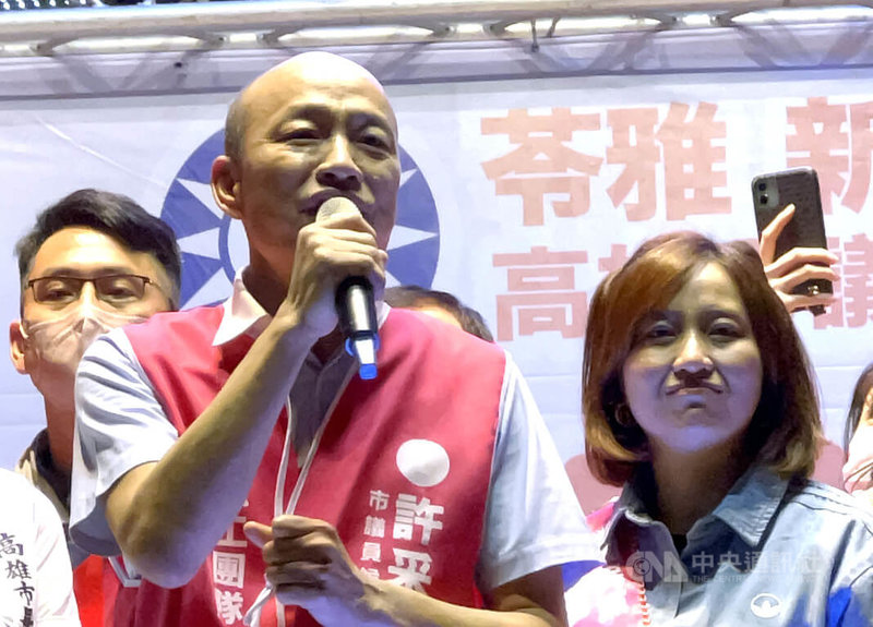 前高雄市長韓國瑜(前左)10日晚間現身為國民黨高雄市議員參選人許采蓁(右)站台,盼大家讓許采蓁進入議會、同黨高雄市長參選人柯志恩高票當選,創造高雄二次奇蹟。中央社記者蔡孟妤攝 111年10月10日