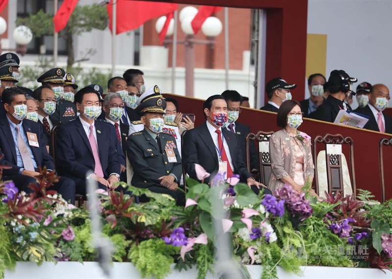 中華民國中樞暨各界慶祝111年國慶大會10日在總統府前廣場舉行，前總統馬英九（前左4）、帛琉共和國總統惠恕仁（Surangel S. Whipps, Jr.）（前左）及外交部長吳釗燮（前左2）等人出席。中央社記者王飛華攝 111年10月10日