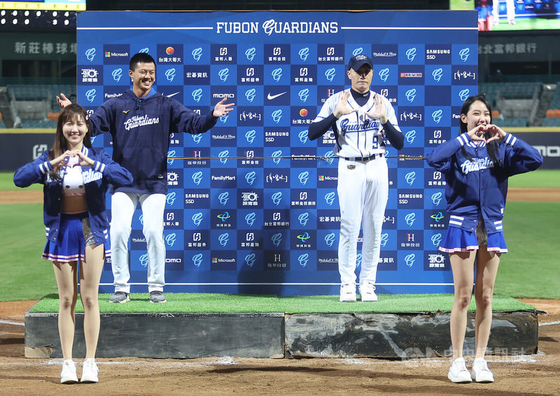 中職富邦悍將隊先發投手游霆崴（後左）10日出賽總計用87球投5局，僅被敲出3支安打，投出4次三振、2次四壞保送，無失分，好投壓制拿下本季首勝並獲選單場MVP，賽後與藝人YELLOW黃宣（後右）跳舞慶祝。中央社記者張新偉攝  111年10月10日