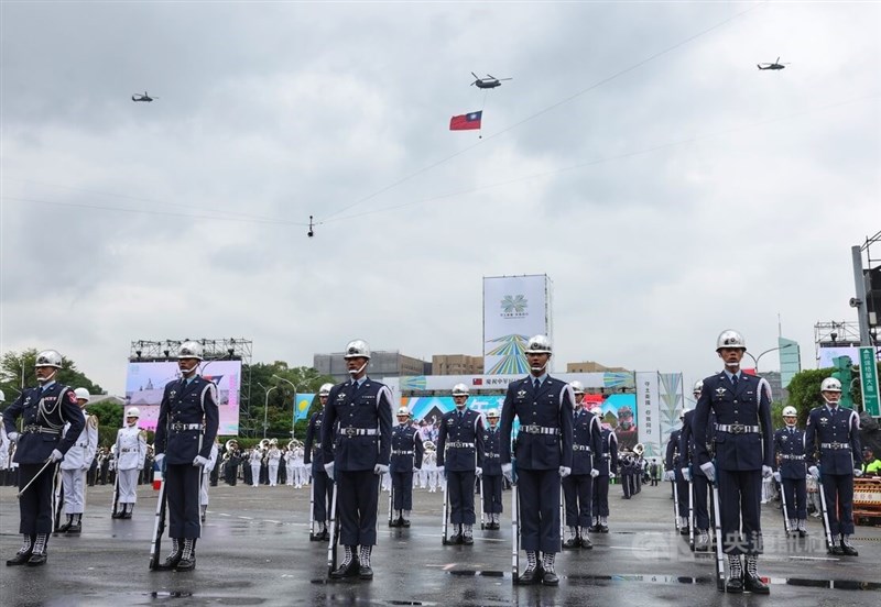 中華民國111年國慶大會10日上午在總統府前廣場舉行，國旗機隊飛越會場上空時，國防部三軍樂儀隊官兵全體肅立。中央社記者趙世勳攝 111年10月10日