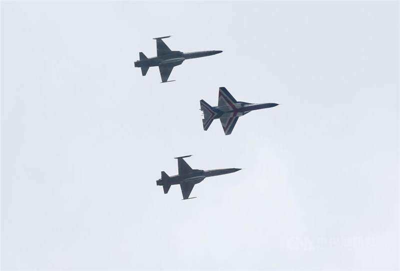 慶祝111年國慶日，國軍1架勇鷹高教機、2架F-5戰機編隊衝場，由於勇鷹將取代F-5，更象徵其薪火相傳。中央社記者張皓安攝 111年10月10日