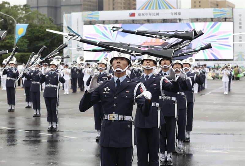 中華民國111年國慶大會10日上午在總統府前登場，國防部三軍樂儀隊帶來精彩演出，拋槍動作十分吸睛。中央社記者趙世勳攝 111年10月10日