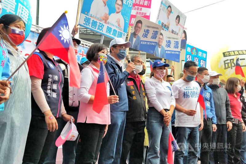對於民進黨桃園市長參選人鄭運鵬表示希望112年能主持桃園市政府元旦升旗典禮，國民黨桃園市長參選人張善政（前左4，持麥克風者）10日表示，他112年主持市府元旦升旗典禮時，很樂意邀請鄭運鵬參加。中央社記者吳睿騏桃園攝  111年10月10日