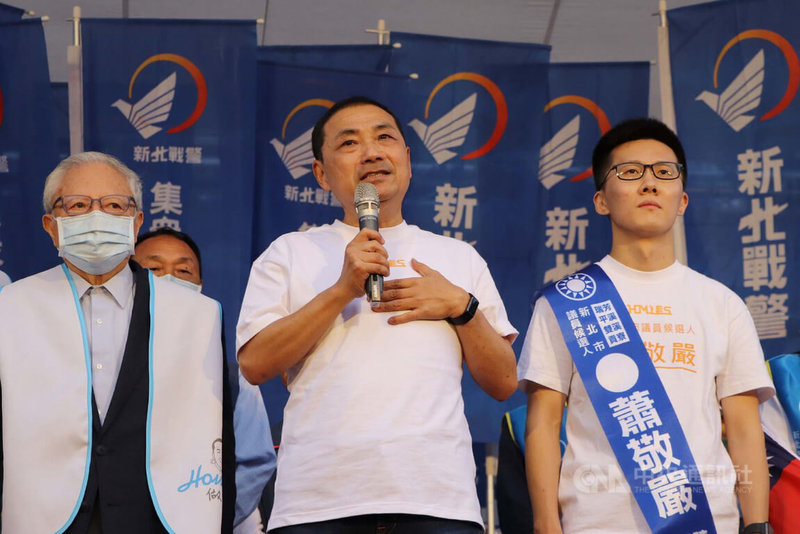 尋求連任的新北市長侯友宜（前中）10日出席與同黨市議員參選人蕭敬嚴（右）聯合競總成立活動時表示，他心裡對瑞芳有個夢，盼有機會讓台車帶動地方發展，他會繼續努力完成。中央社記者王鴻國攝  111年10月10日
