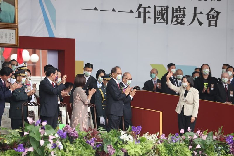 中華民國中樞暨各界慶祝111年國慶大會10日在總統府前廣場舉行，總統蔡英文（前右）向與會貴賓揮手致意。中央社記者王飛華攝 111年10月10日