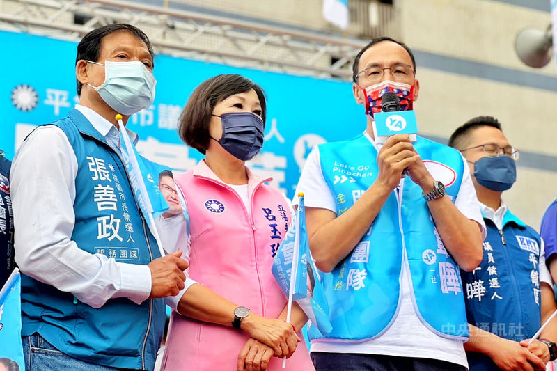 國民黨主席朱立倫（右2）10日下午在桃園助選時表示，黨籍桃園市長參選人張善政桃園北區競選總部22日將成立，盼展現團結氣勢。中央社記者吳睿騏桃園攝  111年10月10日