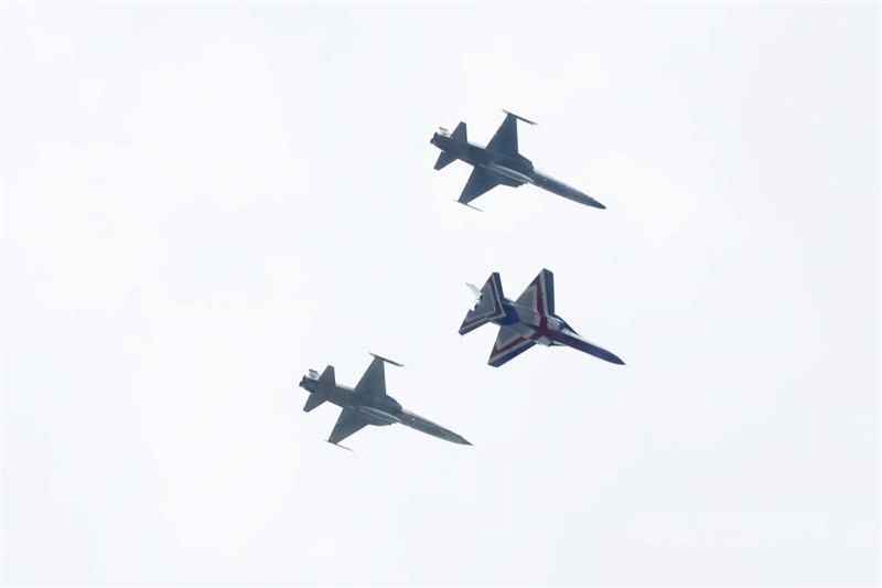 慶祝111年國慶日，國軍1架勇鷹高教機、2架F-5戰機編隊衝場，以品字隊形總統府上空。中央社記者張皓安攝 111年10月10日