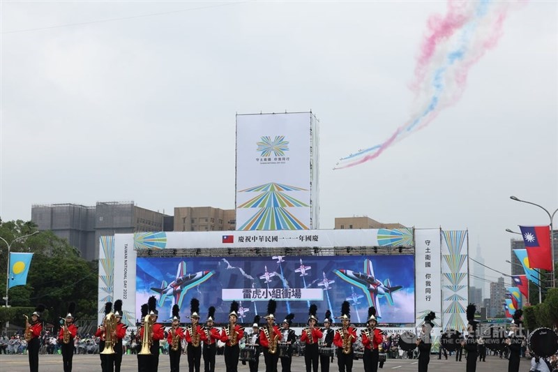 111年雙十國慶大會10日在總統府前登場，典禮最後由空軍雷虎小組AT-3教練機編隊衝場飛越總統府上空，留下美麗彩煙，為國慶大會劃下完美句點。中央社記者趙世勳攝 111年10月10日