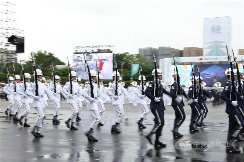 中華民國111年國慶大會10日上午在總統府前登場，國防部三軍樂儀隊成員步伐整齊、一字排開氣勢十足。中央社記者趙世勳攝 111年10月10日