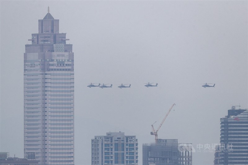 111年國慶大會10日上午在總統府前舉行，陸軍航空特戰指揮部5架AH-64E阿帕契直升機，以大雁隊形空中分列式，飛越站前新光三越上空。中央社記者裴禛攝 111年10月10日