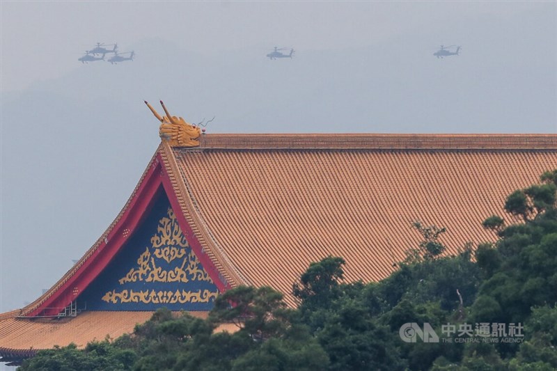 111年國慶大會10日上午在總統府前舉行，陸軍航空特戰指揮部5架AH-64E阿帕契直升機飛越台北上空。中央社記者裴禛攝 111年10月10日