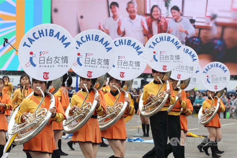「中華民國中樞暨各界慶祝111年國慶大會」10日上午在總統府前廣場舉行，日本京都橘高校吹奏部受邀來台演出，團員樂器上掛著寫有「日台友情」牌子。中央社記者趙世勳攝 111年10月10日