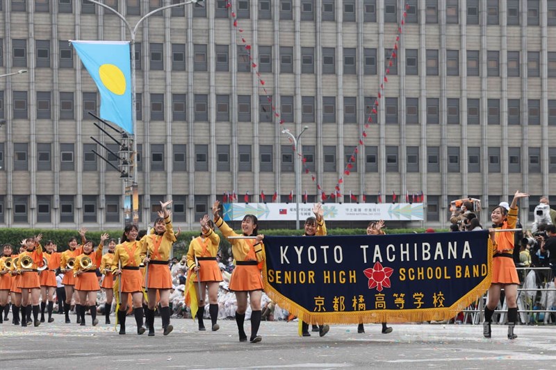 「中華民國中樞暨各界慶祝111年國慶大會」10日上午在總統府前廣場舉行，知名的日本京都橘高校吹奏部穿上招牌隊服進場，為今年國慶表演一大亮點。中央社記者趙世勳攝 111年10月10日