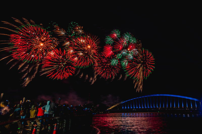 2022國慶焰火在嘉義，10日晚間於故宮南院西側施放，美麗煙花在黑夜中盛綻，嘉義縣政府表示，今年焰火分為4大主題，每個主題由管弦樂團演奏適切音樂，為觀眾帶來視聽饗宴。（嘉義縣政府提供）中央社記者蔡智明傳真  111年10月10日