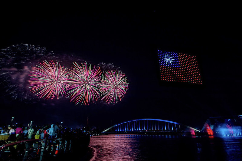 2022國慶焰火在嘉義，10日晚間共施放2萬6000發焰火彈，並搭配無人機展演，在黑夜中以600台無人機排出中華民國國旗。（嘉義縣政府提供）中央社記者蔡智明傳真  111年10月10日