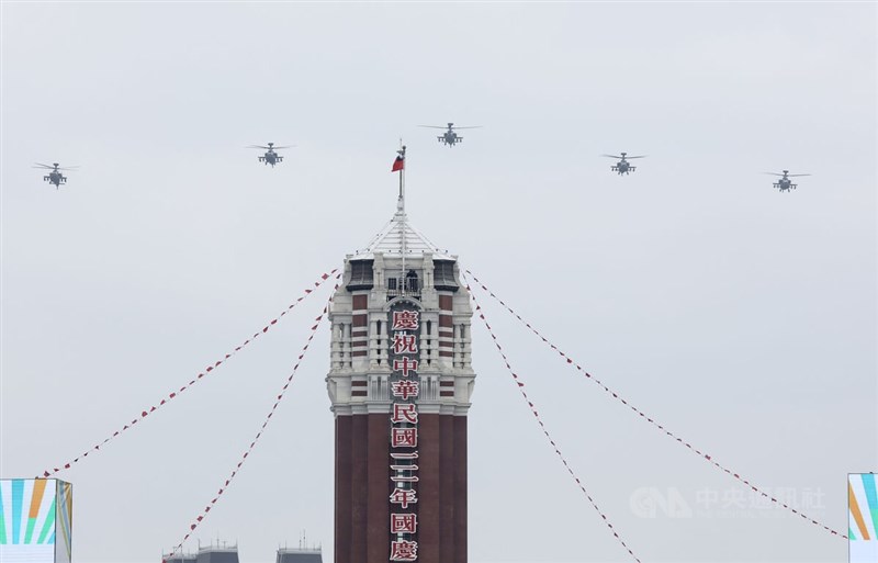 慶祝111年雙十國慶日，陸軍航空特戰指揮部5架AH-64E阿帕契直升機以大雁隊形空中分列式自總統府上空飛過。中央社記者張皓安攝 111年10月10日