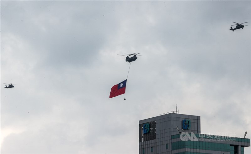 111年國慶大會10日登場，現場領唱國歌時，國旗機隊飛越總統府上空。 中央社記者鄭清元攝 111年10月10日
