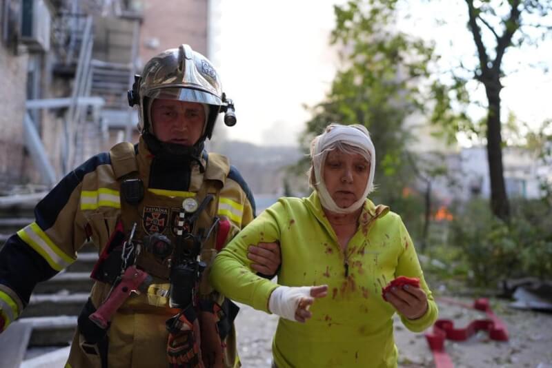 俄羅斯10日飛彈攻擊烏克蘭，至少造成10死、60傷。圖為烏克蘭救難人員攙扶受傷民眾。（圖取自facebook.com/MinistryofDefence.UA）