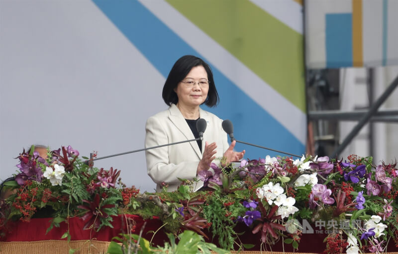 中華民國中樞暨各界慶祝111年國慶大會10日在總統府前廣場舉行，總統蔡英文發表演說時為防疫團隊鼓掌。中央社記者王飛華攝 111年10月10日