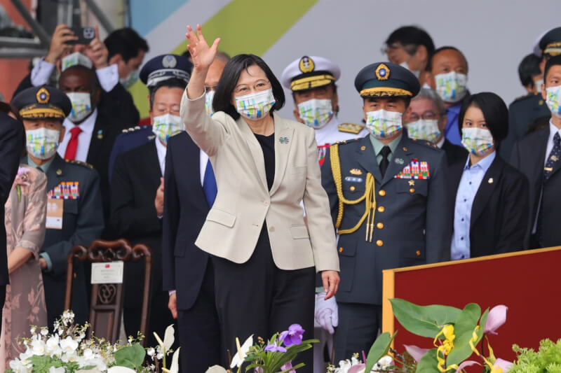 總統蔡英文（前中）10日在國慶大會將以「給世界一個更好的台灣－堅韌之島．韌性國家」為題發表演說。（總統府提供）