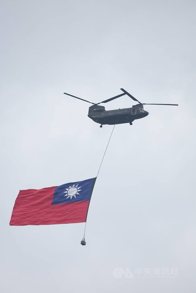中華民國中樞暨各界慶祝111年國慶大會10日上午在總統府前廣場舉行，CH-47運輸直升機吊掛巨幅國旗，飛越台北市上空。中央社記者王飛華攝 111年10月10日