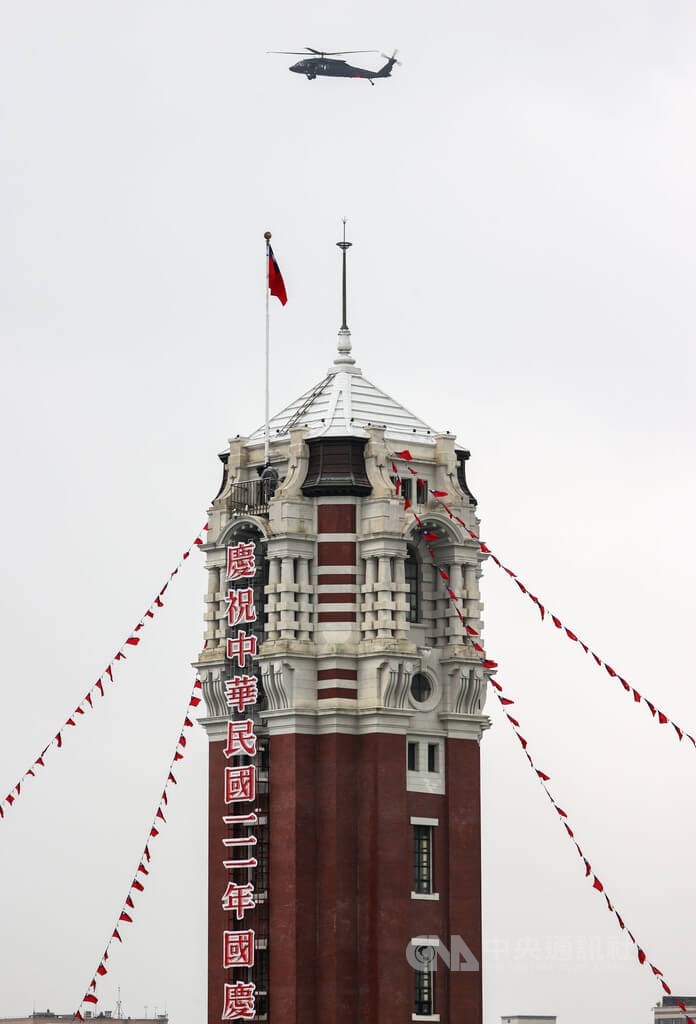 中華民國中樞暨各界慶祝111年國慶大會10日登場，黑鷹天觀機飛過總統府上方執行任務。中央社記者鄭清元攝 111年10月10日