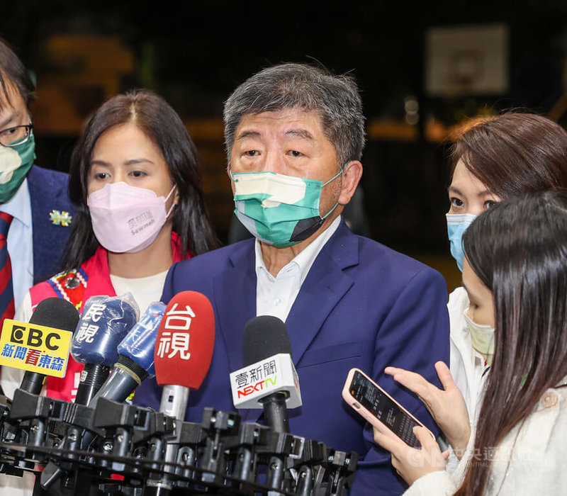 民進黨台北市長參選人陳時中(中)10日晚間出席活動受訪時表示,深蹲是很好的運動,但在選戰裡有點偏離主題,節能減碳有很多方法,應該針對這些方向提出政策方法。中央社記者鄭清元攝 111年10月10日