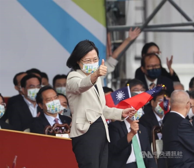 中華民國中樞暨各界慶祝111年國慶大會10日在總統府前廣場舉行，圖為總統蔡英文（前）觀賞演出時，起身比讚致意。中央社記者王飛華攝 111年10月10日